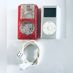 Apple iPod Mini 4GB A1051 with Red and Silver Case And USB Cord has 934 Musics